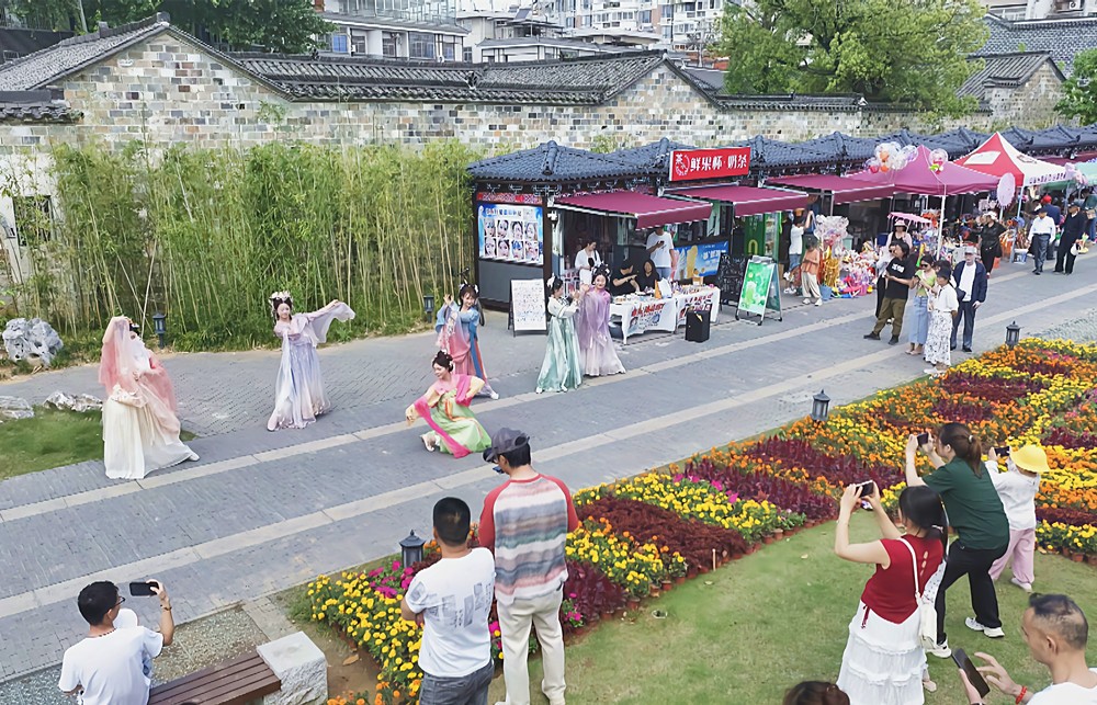 /uploads/image/2025/05/01/df7f24d395e0d326658eddb9c0938c97.jpg 1、六尺巷文化街区新推出的汉服表演,吸引众多游客拍照打卡。_副本.jpg
