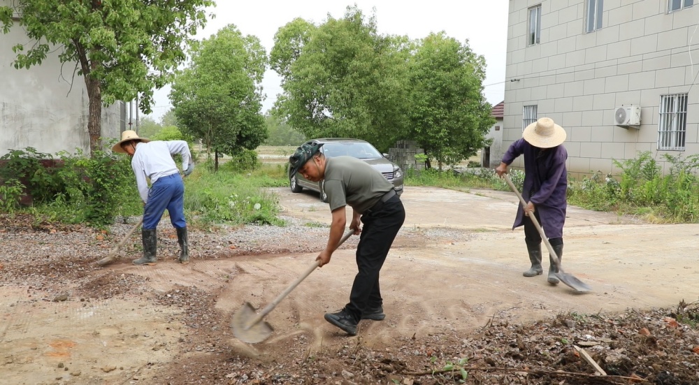 /uploads/image/2025/05/08/bfbd21c83ca663a5c3f505082b256d57.jpg 图为陆青林(中)带领工人安装波纹管.jpg