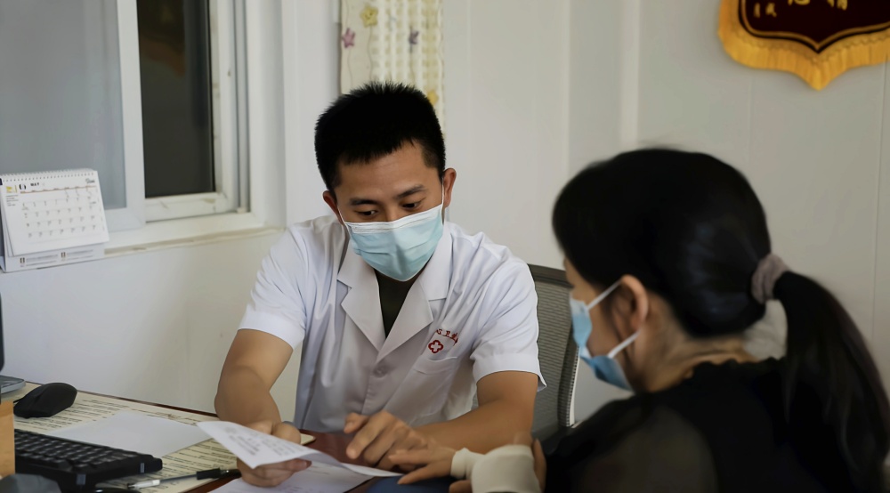 /uploads/image/2025/05/14/eec651ca424abd15ac7bfbdf1dad04a9.jpg 图为基层卫生院为患者开处方9.jpg