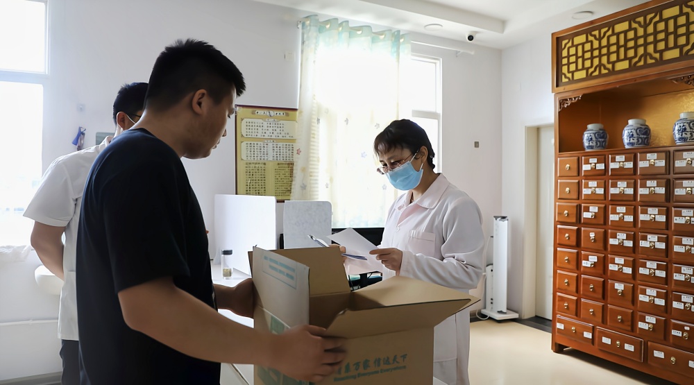 /uploads/image/2025/05/14/5e2d6ad39164d18fde76744d24c1bf97.jpg 图为基层卫生院接收共享中药房的快递.jpg