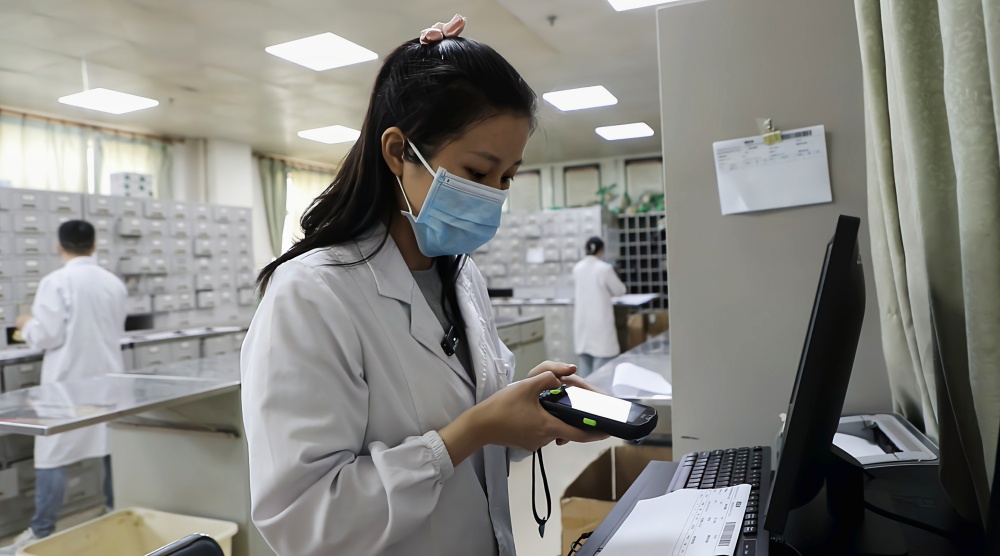 /uploads/image/2025/05/14/b0178d8d38eba0b761914c511134360c.jpg 图为共享中药房工作人员审核处方.jpg