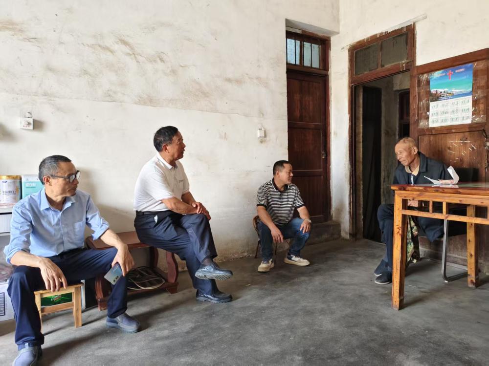 /uploads/image/2025/05/19/d06505c954ca8a4c145b8485fb403eca.jpg 村干和大户代表看望程五六的现场图片(1).jpg