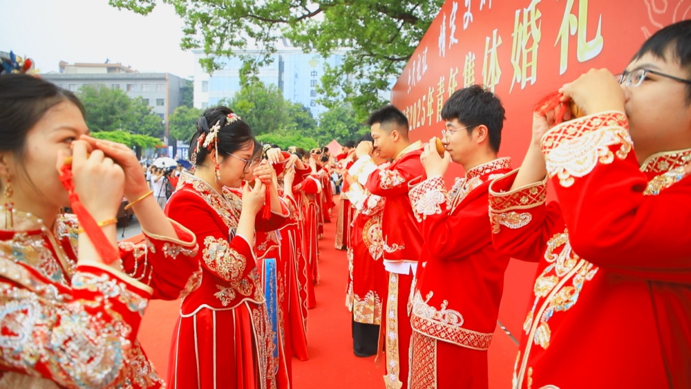 /uploads/image/2025/05/20/ab01c0289736a3b2058ccfe9b5ae93ac.jpg 图为新人们喝合卺酒环节.jpg