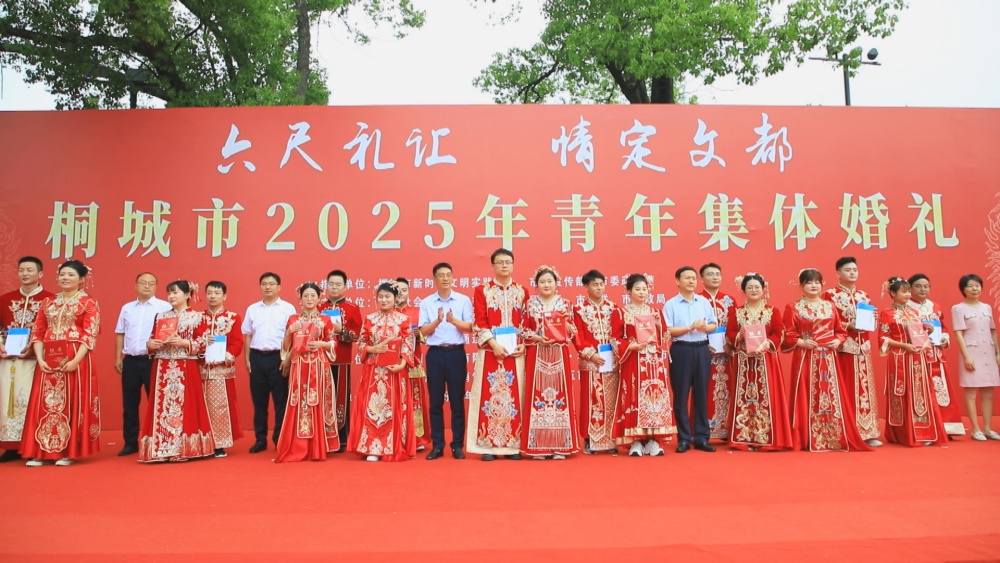 /uploads/image/2025/05/20/5399ef3762085ee50ba9f01f6fda2b7c.jpg 图为参加活动的领导向新人们赠书后合影.jpg