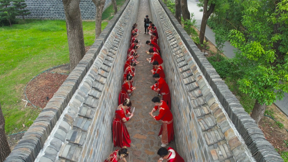 /uploads/image/2025/05/20/4f57e6db6f138677435458d12a8b8a47.jpg 图为新人们在六尺巷里行对拜礼。.jpg