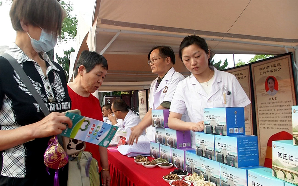 中医药夜市中药展示_副本.jpg