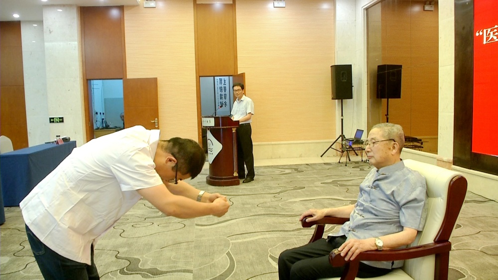名医传帮带活动 行拜师礼(1).jpg