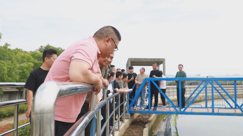 /uploads/image/2025/06/04/1462eb8fa087799eae6d795f1abcb0be.jpg 图为公众在市清源水务公司参观污水处理过程.jpg