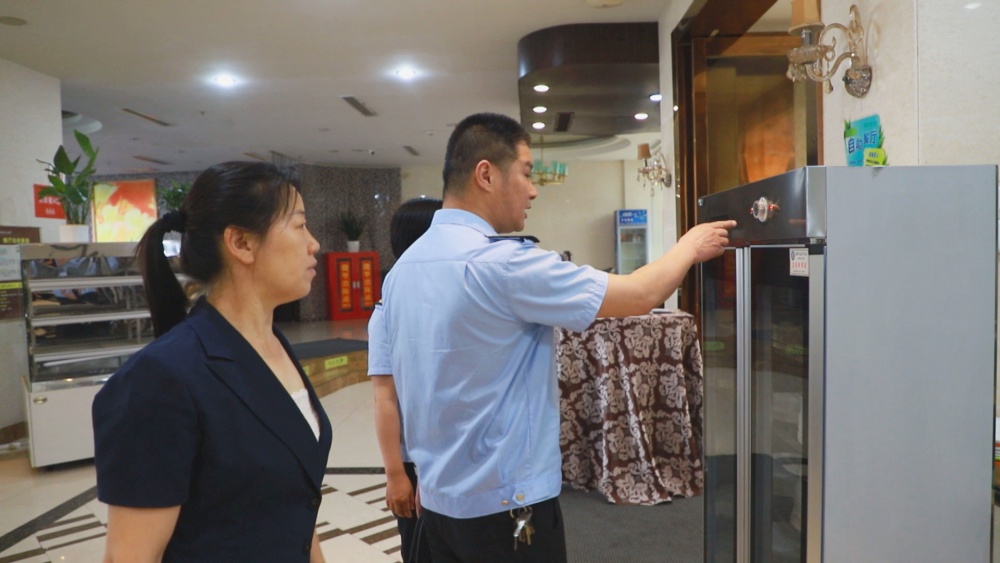 /uploads/image/2025/06/12/a6b7ad4d73e75748e2e15e718bd2d942.jpg 图为市场监管局工作人员正在考点餐饮场所检查食品安全.jpg