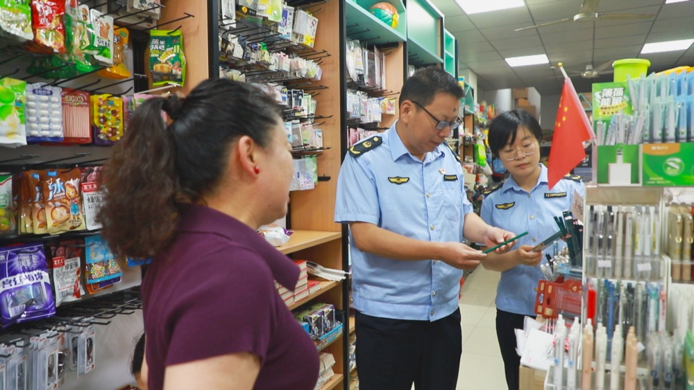 /uploads/image/2025/06/12/584ea23b03282d4406e823c7ebcd0e0a.jpg 图为市场监管局工作人员正在考点周边文具店检查考试用品.jpg