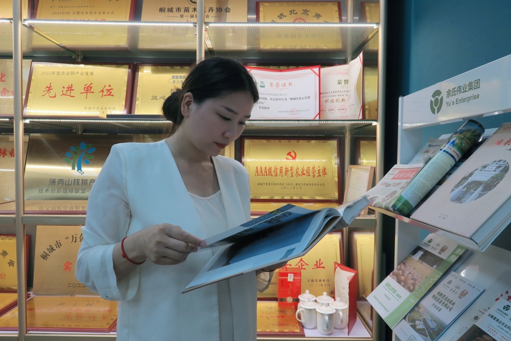 余方琴在翻看薄壳山核桃的专业书籍 (2).jpg