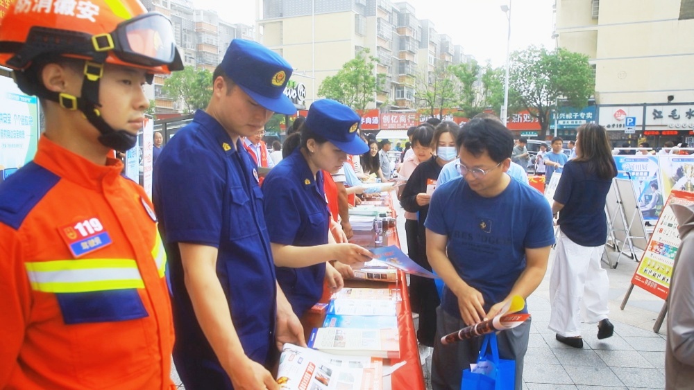 /uploads/image/2025/06/13/b38b20f2537ff4bc5ed2394026970fd6.jpg 图为活动现场各单位工作人员正在向过往市民发放安全生产宣传单页并介绍安全生产知识.jpg