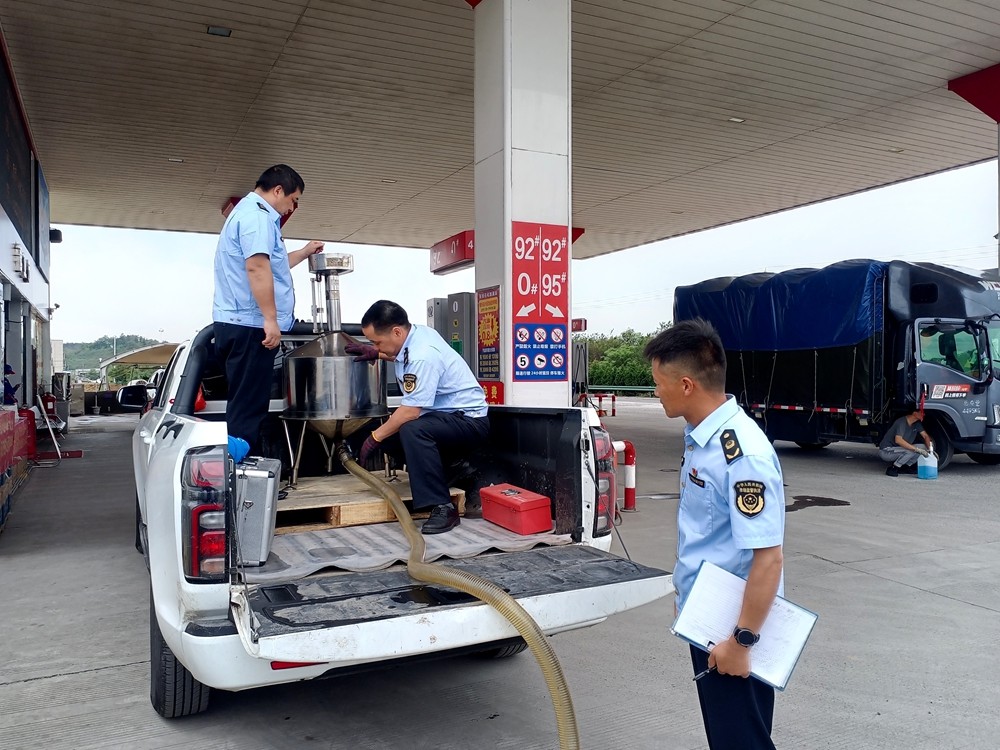 /uploads/image/2025/06/17/b47e6c1bf0d7631a4a4722d7e4e9989b.jpg 在加油站开展计量强检工作.jpg