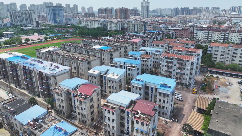 /uploads/image/2025/06/19/c832ea1ff70d9a78c2aa37710a068fe1.jpg 图为自来水公司宿舍小区老旧小区改造现场.jpg