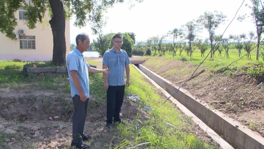 /uploads/image/2025/07/02/3f6c90868bfe9dec204e0517e838eba6.jpg 图为群众正在向干部反应排水问题.jpg