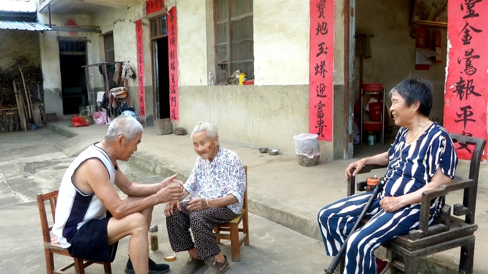 胡其在和母亲在一起聊天 (1).jpg