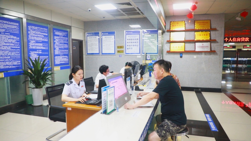 /uploads/image/2025/07/11/01388094ea638d54609aa3cdbc9d43fa.jpg 图为吕红生正在税务窗口办理业务.jpg