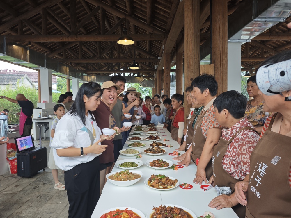 /uploads/image/2025/07/15/a17ebf3628347454191f1601302e3b99.jpg 评委品尝_副本.jpg