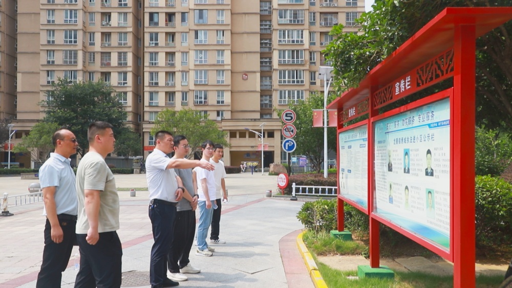 /uploads/image/2025/07/21/b7ac2b7a1121d3e3964fab11f0b2711a.jpg 图为住建局、物业办、社区、业委会工作人员正在市龙腾锦绣城小区走访.jpg