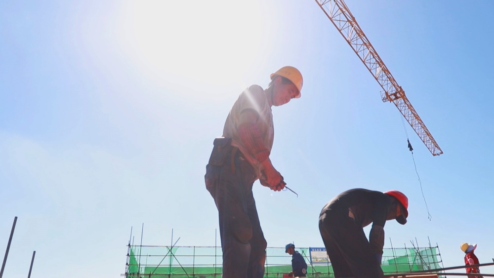 /uploads/image/2025/07/24/3bd4b87b9e13704c2b26e336703a8ec1.jpg 图为项目工人正顶着骄阳进行制模版。.jpg