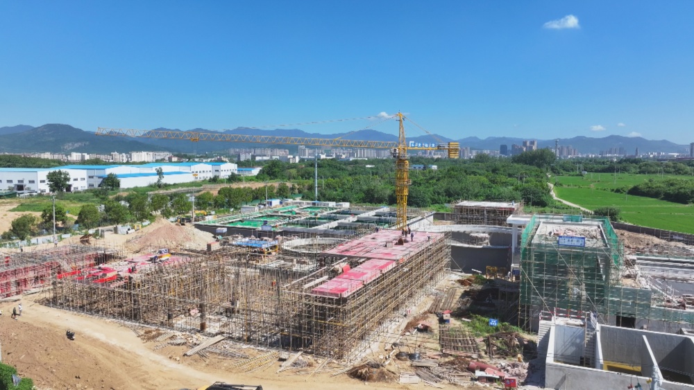 /uploads/image/2025/07/24/f3bf9c9efbcad1ce6712c87209eebf06.jpg 图为高温炙烤下的桐城市和平污水处理厂项目施工现场.jpg