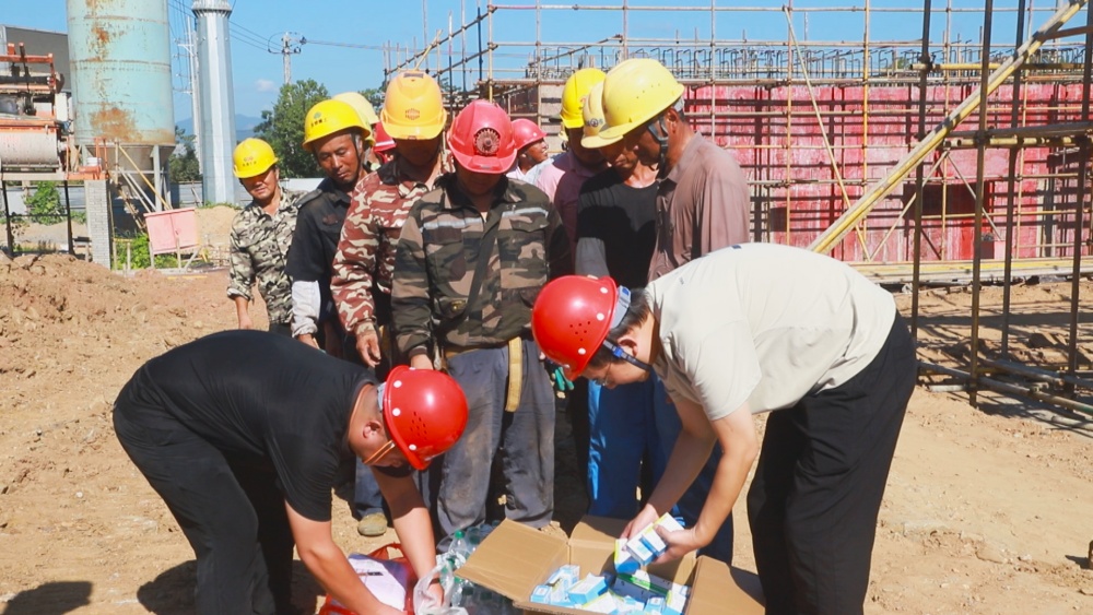 /uploads/image/2025/07/24/b84fe4197093b234b79c332abe457e89.jpg 图为项目管理方正在为一线施工人员发放防暑降温物品和药品。.jpg