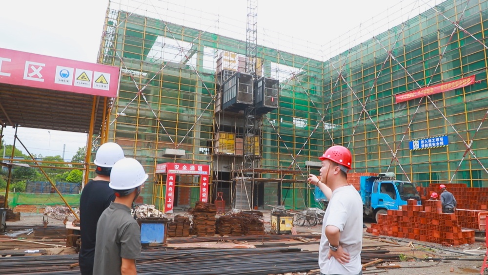 /uploads/image/2025/08/01/0a84b3f999c7fc8448a0ab2863758db4.jpg 图为金神镇经发办工作人员在项目建设现场走访.jpg