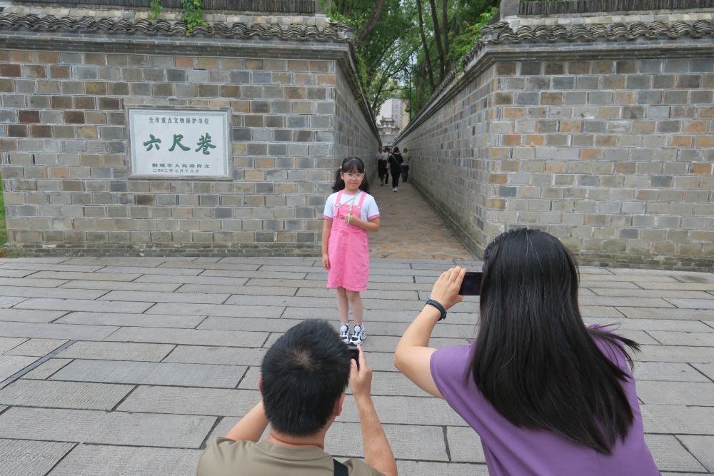 六尺巷巷道前游客拍照打卡.JPG