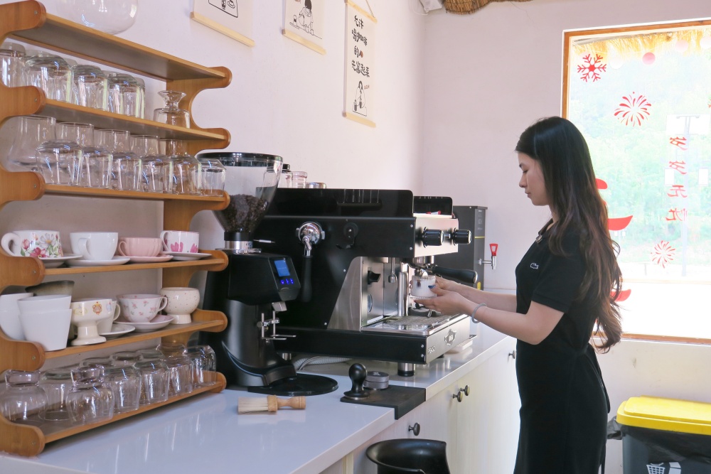有家咖啡主理人刘娜在调制饮品.JPG