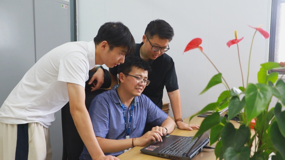 /uploads/image/2025/08/14/91459c56049410f17b27d968ab5d1f70.jpg 图为桐城国轩新入职的博士江家男正在和几位同事忙着研发新的产品。.jpg