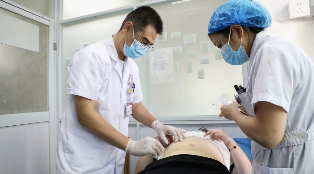 /uploads/image/2025/08/18/e4fd0b4f50c8c7ea6dda3f07ff49eef8.jpg 图为穴位埋线操作.jpg