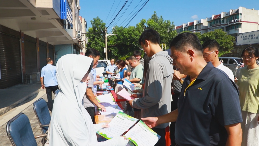 /uploads/image/2025/08/21/5348ece042f51843eb5f7d0743ea7399.jpg 图为食品安全周集中宣传现场1.jpg