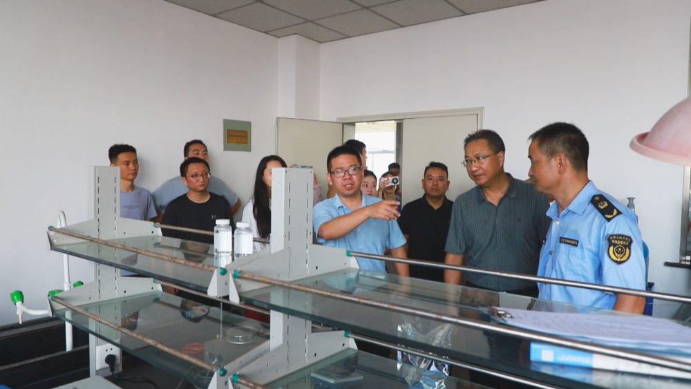 /uploads/image/2025/08/21/73c534b0c169edccbbf95a5d86741199.jpg 图为参加活动人员在国家级高分子材料检测中心参观学习。.jpg