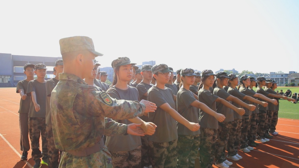 /uploads/image/2025/08/29/9403efe3608d859f984d2bd894cba567.jpg 图为桐城中学新生军训现场1。.jpg