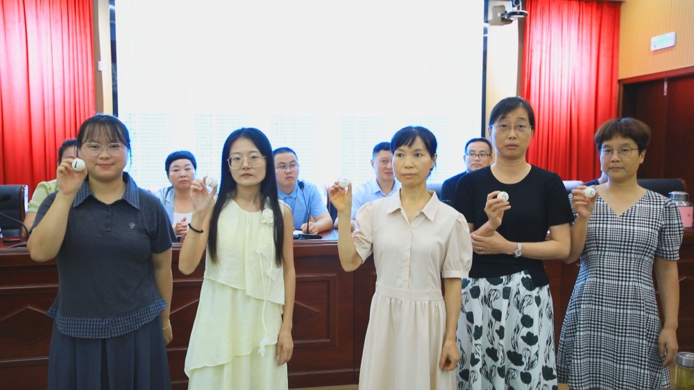 /uploads/image/2025/09/01/d765093d85d4494cd6540027471fd5ba.jpg 图为抽签确定各班班主任及教师现场..jpg