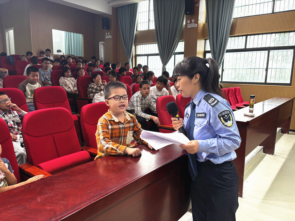 /uploads/image/2025/09/26/f3321d463ad0fe40e8a19de72f7c3898.jpg 法治进校园1_副本.jpg