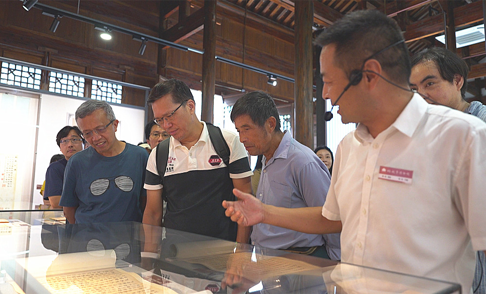 /uploads/image/2025/09/29/5f79febfda195fb7b7d7fb627e017474.jpg 13嘉宾们在桐城历史文化展陈馆参观2_副本.jpg