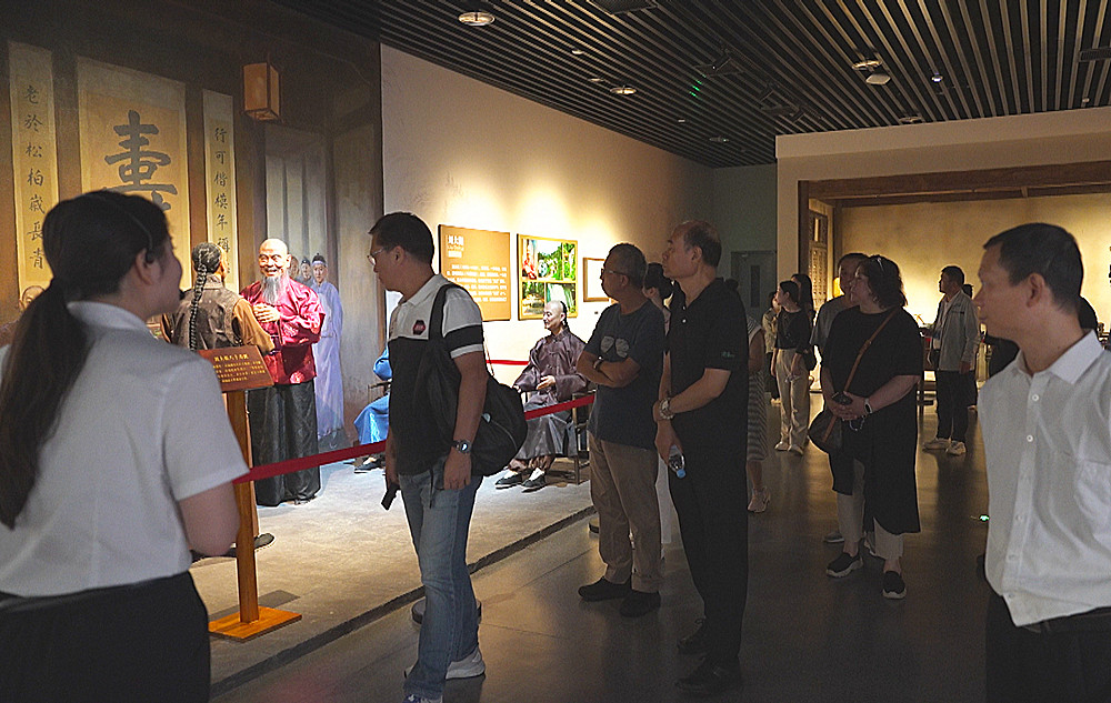 /uploads/image/2025/09/29/6798695efc72a7386124dd5cbddd17ea.jpg 15嘉宾们在安徽·中国桐城文化博物馆参观_副本.jpg