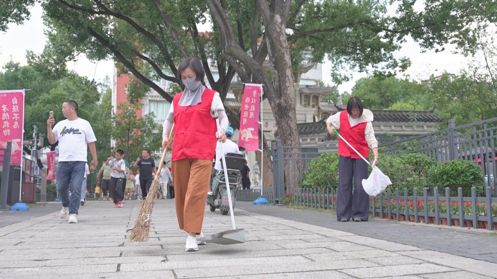 /uploads/image/2025/10/07/ea3ddcbdedbab4b5d000429ce4ac6124.jpg 图为志愿者们在六尺巷景区开展环境卫生保洁志愿服务_副本.jpg