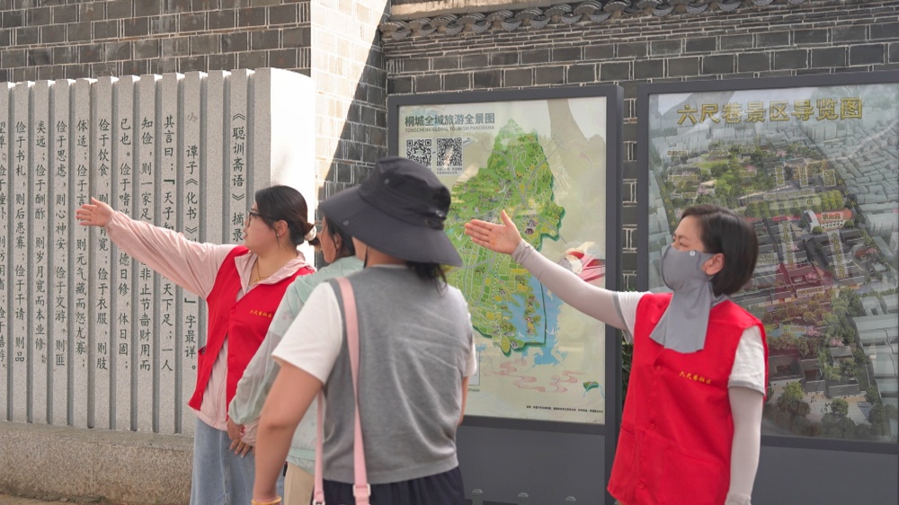 /uploads/image/2025/10/07/cb268778009c959e1133968cca24da96.jpg 图为志愿者为游客提供游览路线指引服务。_副本.jpg