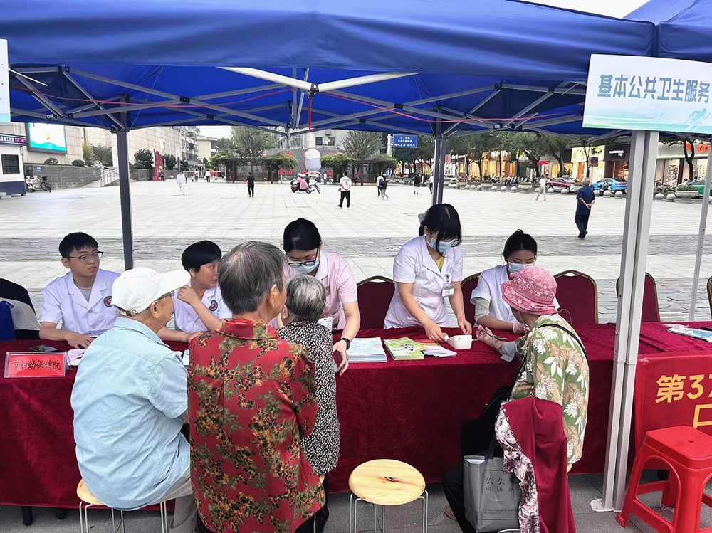 /uploads/image/2025/10/09/d08e10aa428d778e9b6b976942515242.jpg 在市民广场开展公共卫生服务_副本.jpg