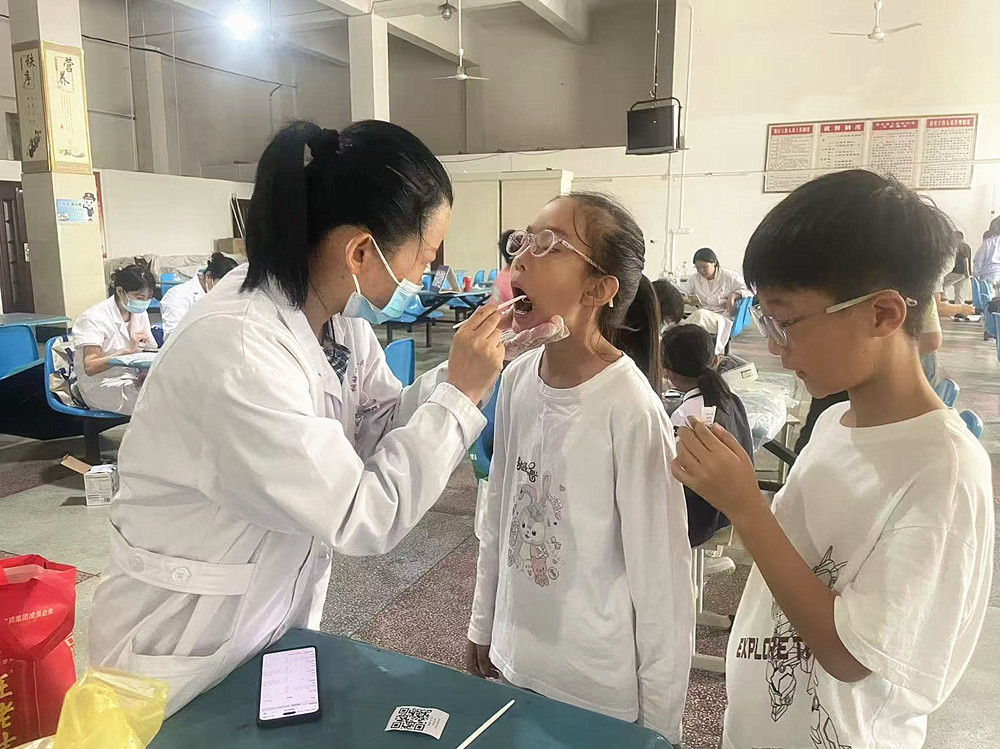 /uploads/image/2025/10/09/a516bcb39fe5c3d8966b00a01459fe40.jpg 进校园为儿童体检_副本.jpg