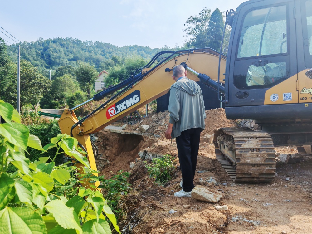 /uploads/image/2025/11/21/cd0df787f52d932fdace3cfc90e1b082.jpg 图为双溪村刘田冲村民组道路整治中.jpg