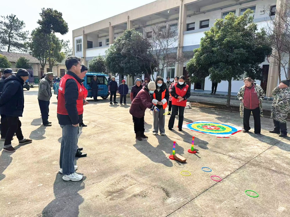 /uploads/image/2025/12/03/cab9de981226bda1957f1bbc5f7738a5.jpg 图为老人们参与小游戏_副本.jpg