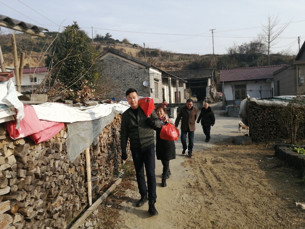 /uploads/image/2025/12/12/a9bae4d799f8a4aefe0b7b87ed46c036.jpg 图为三新村”网格员“为孤寡老人代购上门_副本.jpg