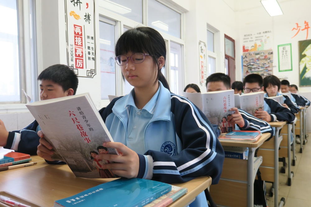 学校培育：主题班会上，同学们在研读《讲给青少年的六尺巷故事》.JPG