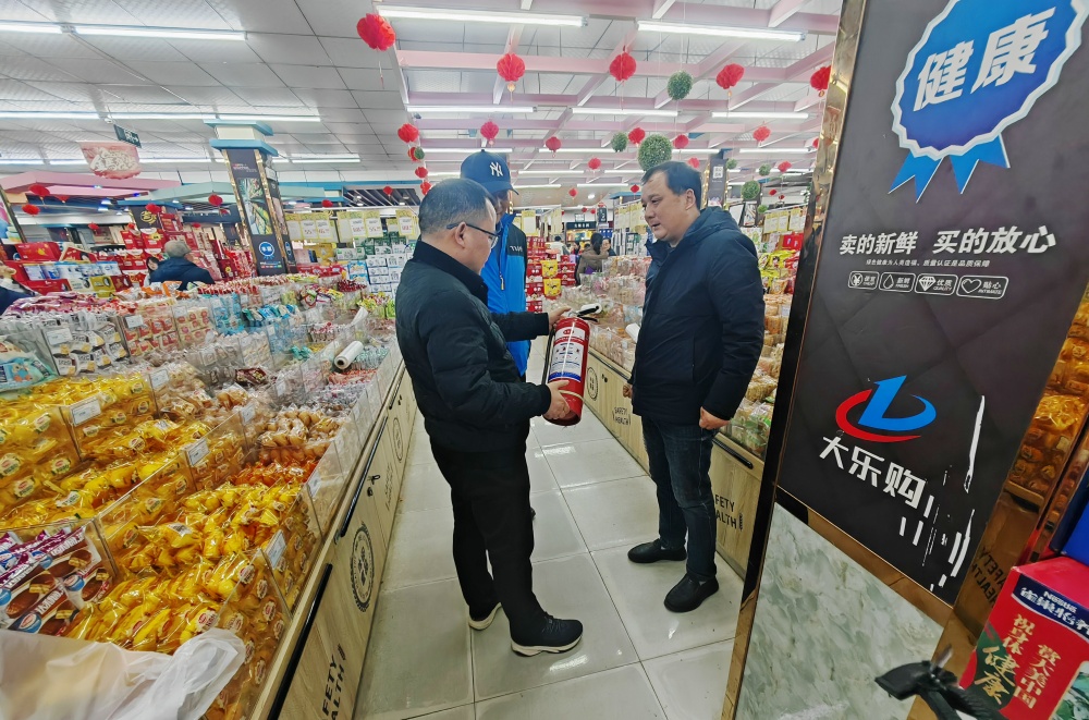 图为在商超检查消防设施安全工作.jpg