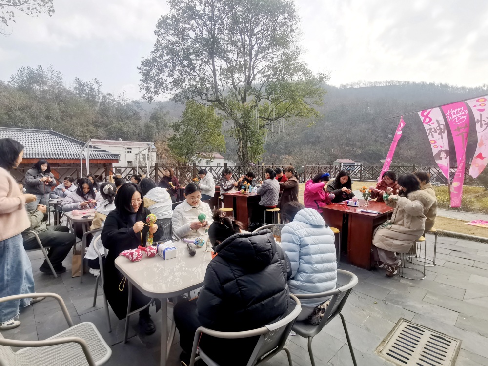 黄甲三八节活动  制作艾草锤.jpg