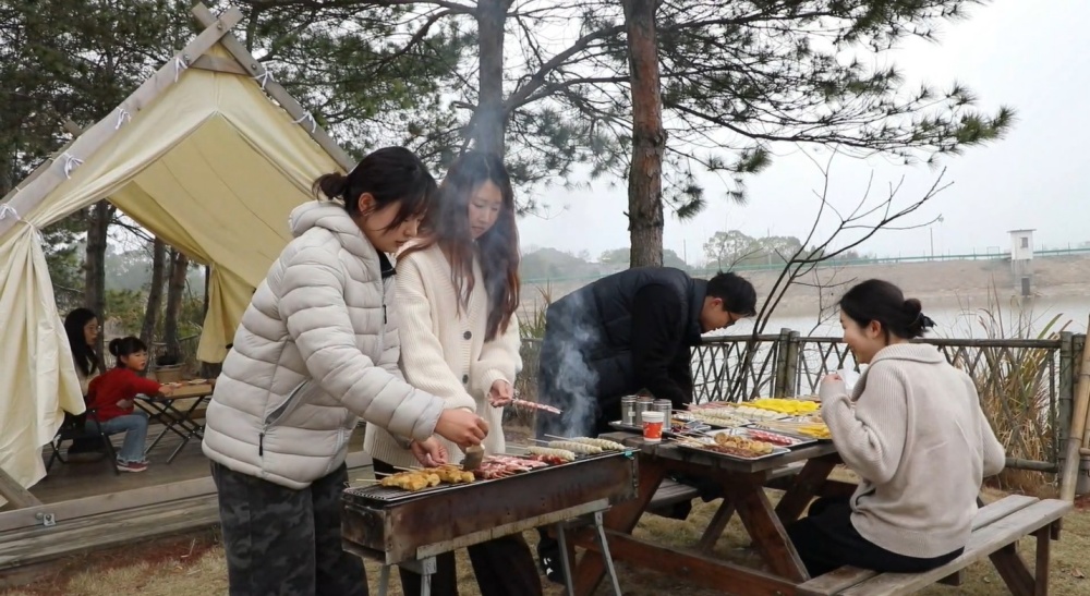 /uploads/image/2026/03/23/695ed127f57e110c19602ca0d6fc9a09.jpg 图为烧烤体验.jpg