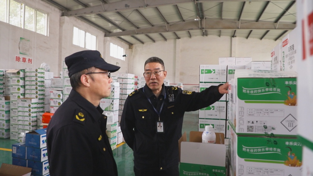 图为市农业综合行政执法大队正在某农资企业开展农作物种子市场检查1.jpg
